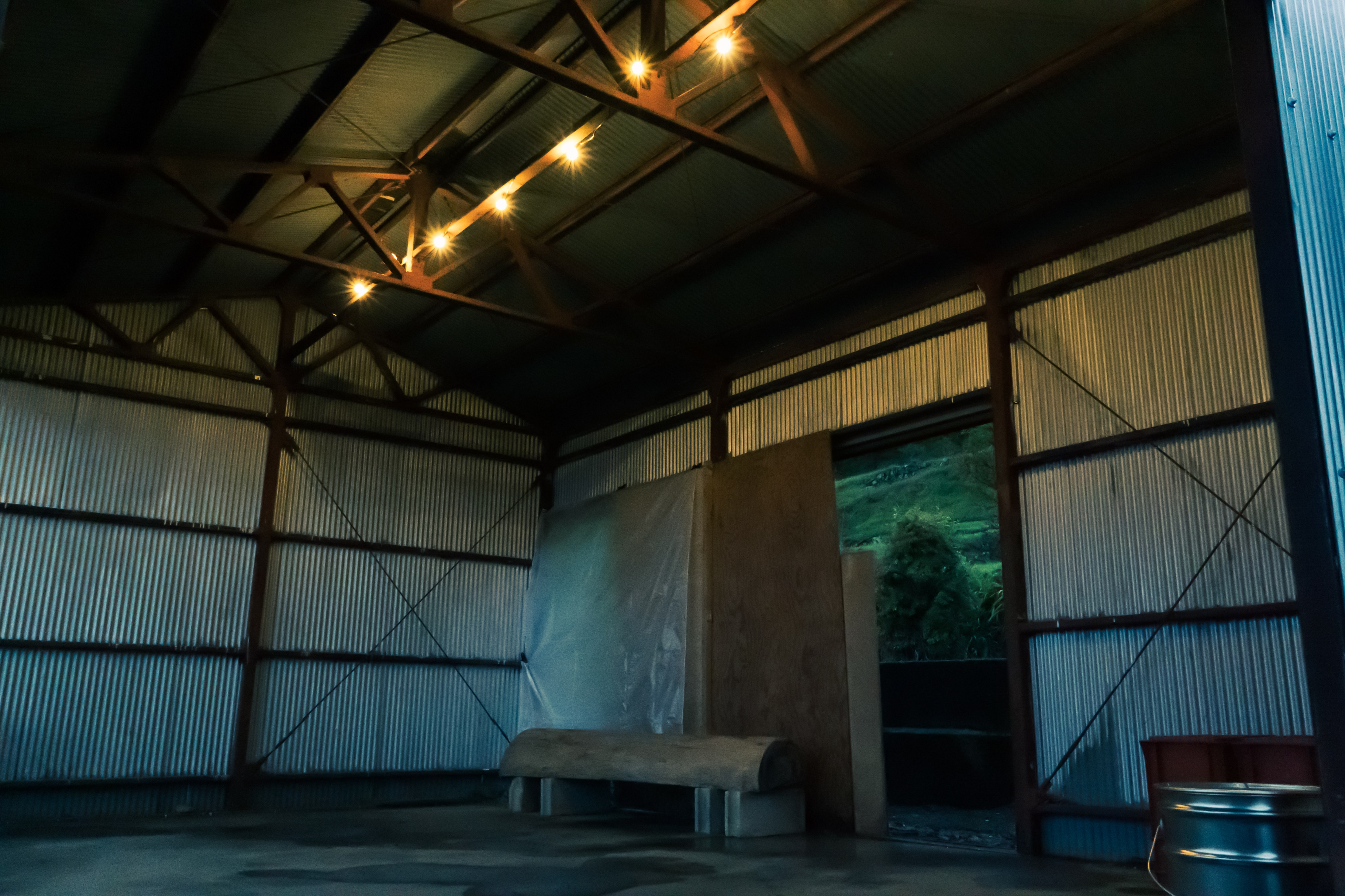 電球が灯る小屋の内部