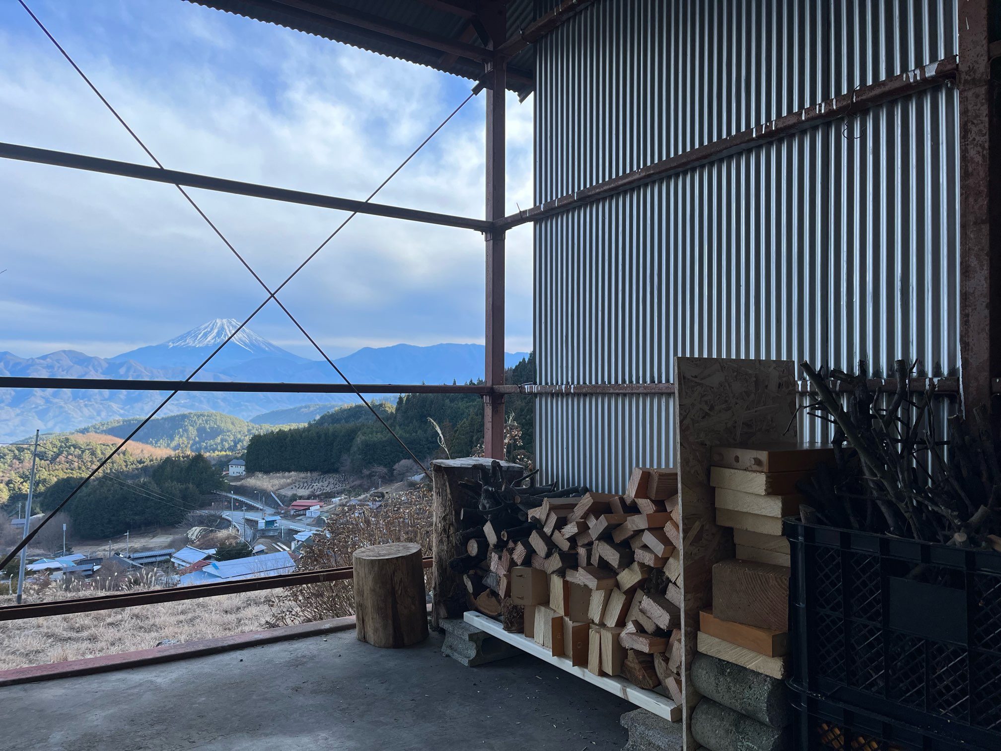 薪置き場から望む富士山