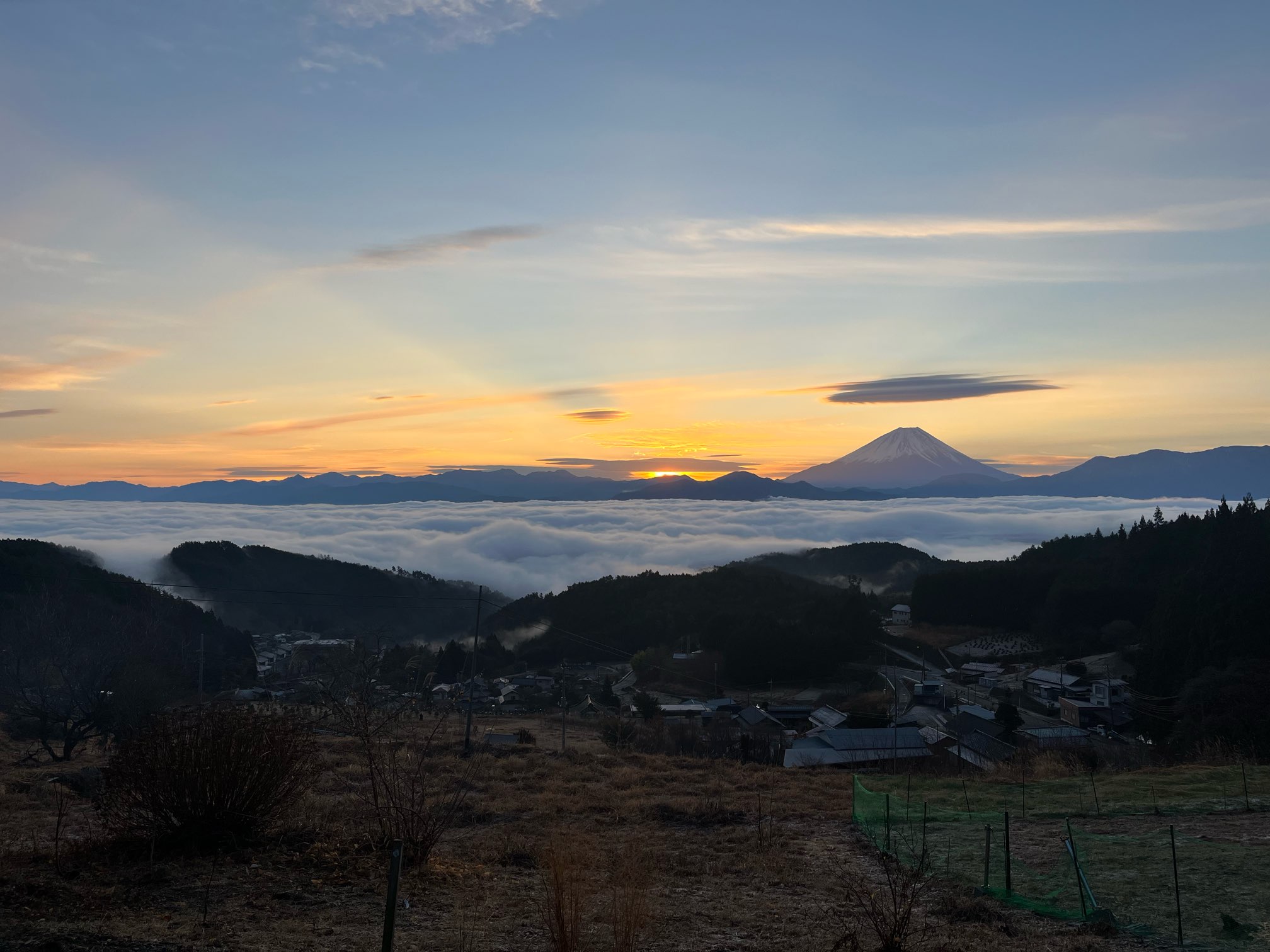 雲海と朝焼けの富士山